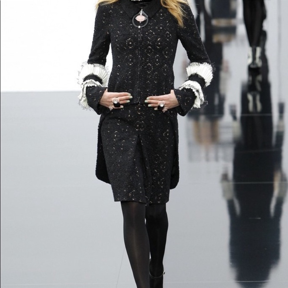 ❤️keeping❤️CHANEL runway necklace 2 sided black long cord large cc logo